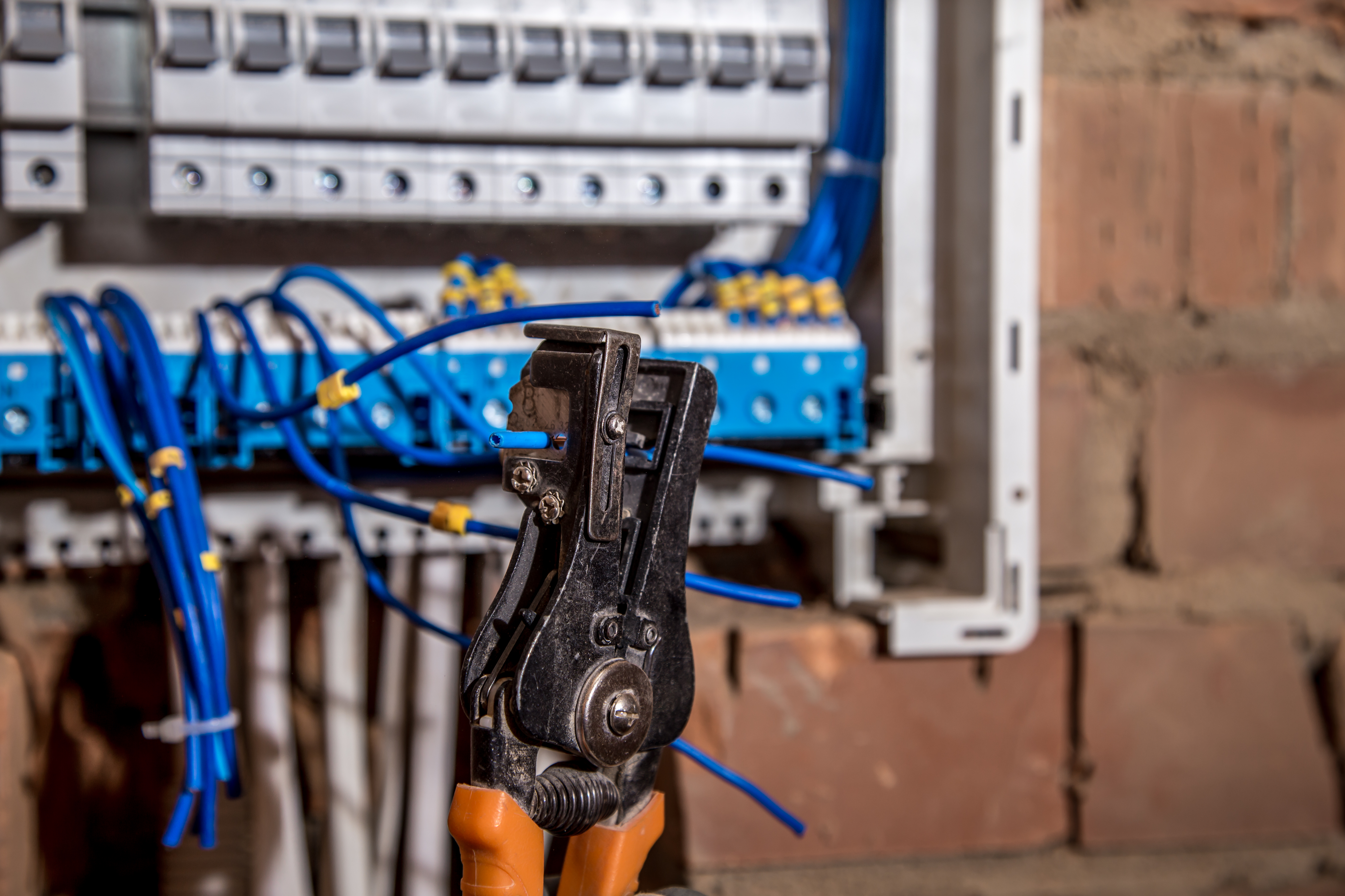 Checking circuit breakers behind a faulty outlet