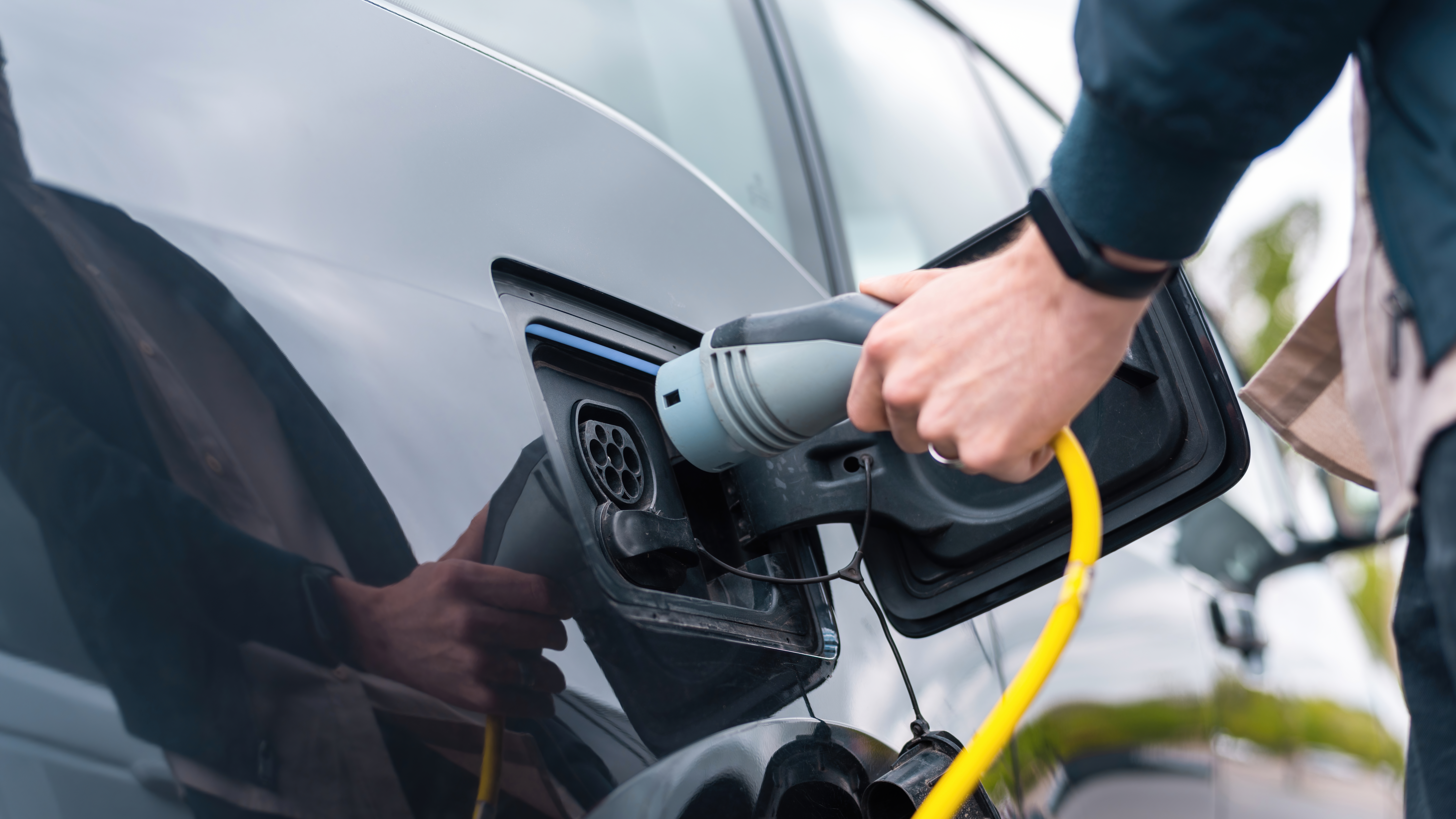 Chargepoint side EV connector and cable